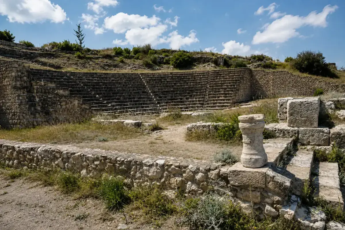 Soli Antik Kenti’nde gezilmesi gereken başlıca alanları şöyle özetleyebiliriz