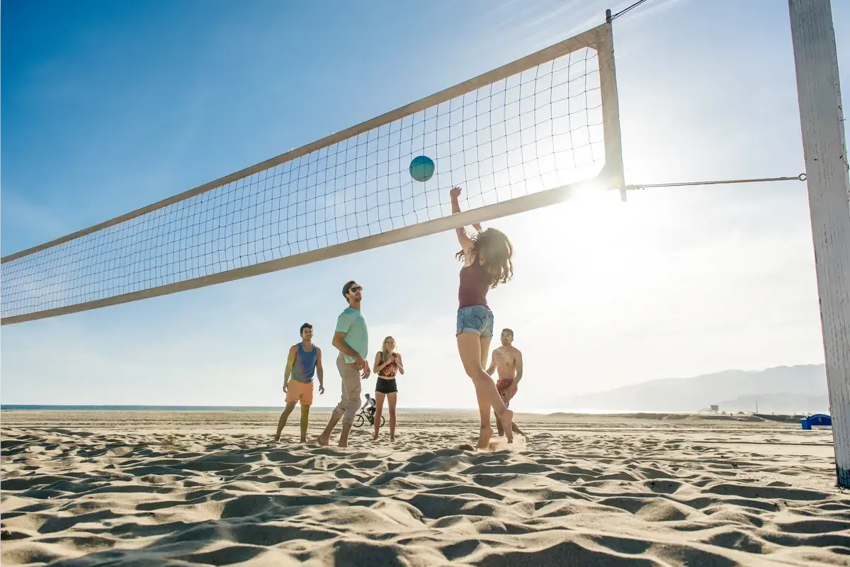 Kuzey Kıbrıs plajları, farklı ihtiyaçlara göre çeşitlilik gösterir. Örneğin, Nissi Beach, su sporları ve partileriyle eğlenceyi zirvede yaşatırken; Karpaz Plajı’nın doğal dinginliğinde aileniz, sevgiliniz veya eşinizle huzur bulabilirsiniz. Ancak Kıbrıs plajları birtakım ortak özellikler de barındır. Kıbrıs plajlarının ortak özellikleri ise şu şekilde sıralanabilir