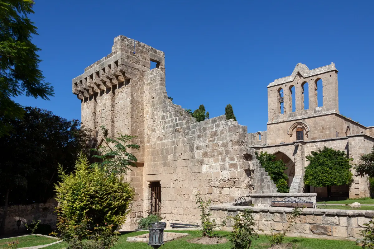 Aralarında etkileyici kilise ve manastırların da bulunduğu Kuzey Kıbrıs tarihi yerleri, sıradan bir tatilin ötesinde büyüleyici bir yolculuğa çıkmak isteyenler için biçilmiş kaftandır. Kıbrıs’ta gezilecek tarihi yerleri bulacağınız duraklar ise işte şu şehirlerdir
