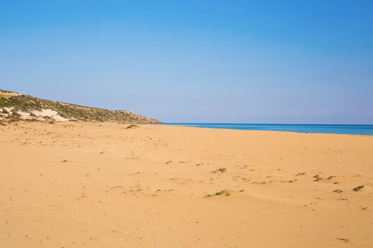 Kıbrıs plajlarında çocuklu ailelerden yeni evli çiftlere, sevgililerden arkadaş gruplarına kadar herkes aradığını bulabilir. Kıbrıs en iyi plajları ve koylarıyla Akdeniz’in ortasında bir tatil cennetine dönüşür. Kuzey Kıbrıs plajları arasında öne çıkanlar ve adanın ziyaretçileri tarafından en çok tercih edilenler ise şunlardır