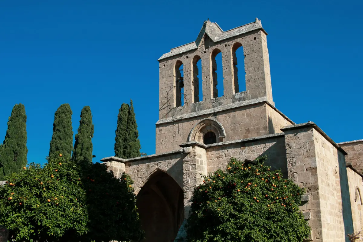 Aralarında etkileyici kilise ve manastırların da bulunduğu Kuzey Kıbrıs tarihi yerleri, sıradan bir tatilin ötesinde büyüleyici bir yolculuğa çıkmak isteyenler için biçilmiş kaftandır. Kıbrıs’ta gezilecek tarihi yerleri bulacağınız duraklar ise işte şu şehirlerdir